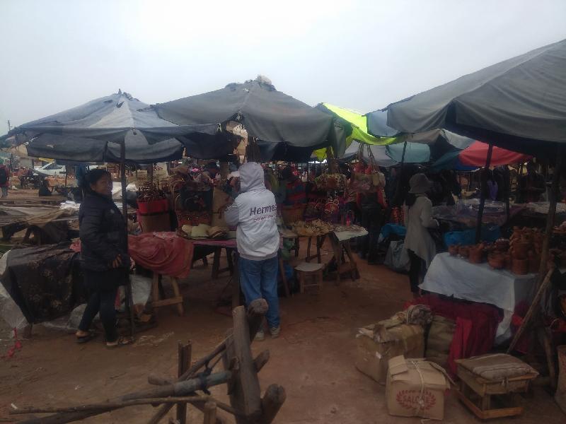 Artisans sur un marché en plein air à Madagascar